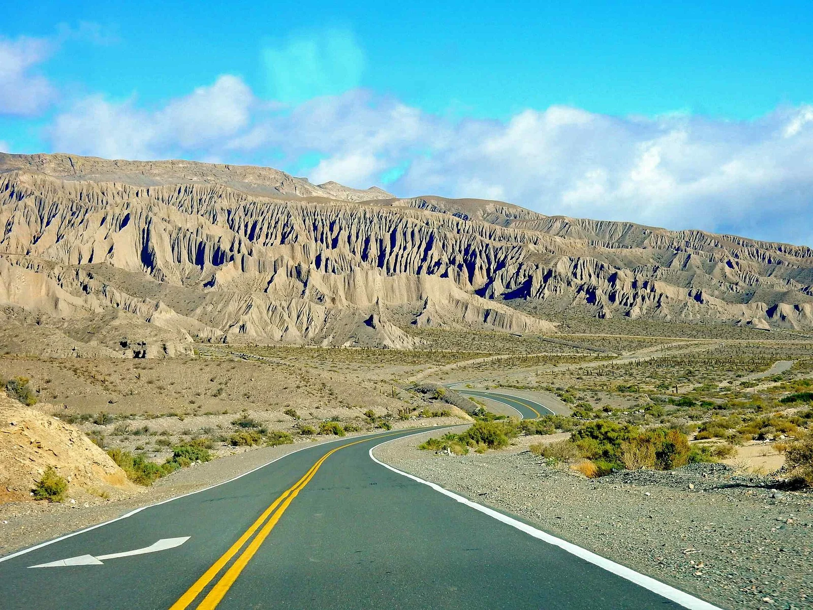 Ruta que atraviesa un paisaje de montañas en Salta