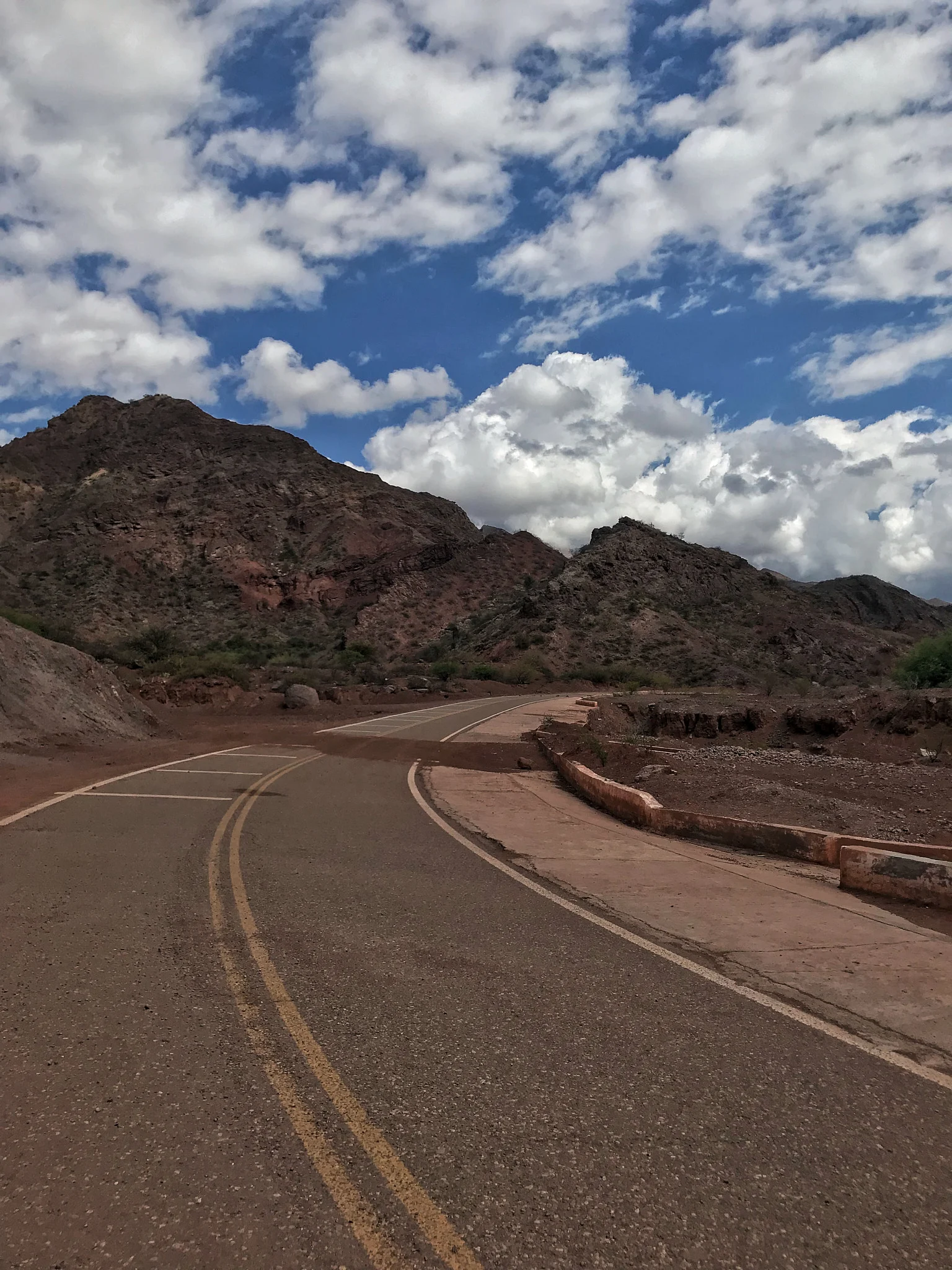 Curva en la ruta hacia Cafayate entre montañas rojizas